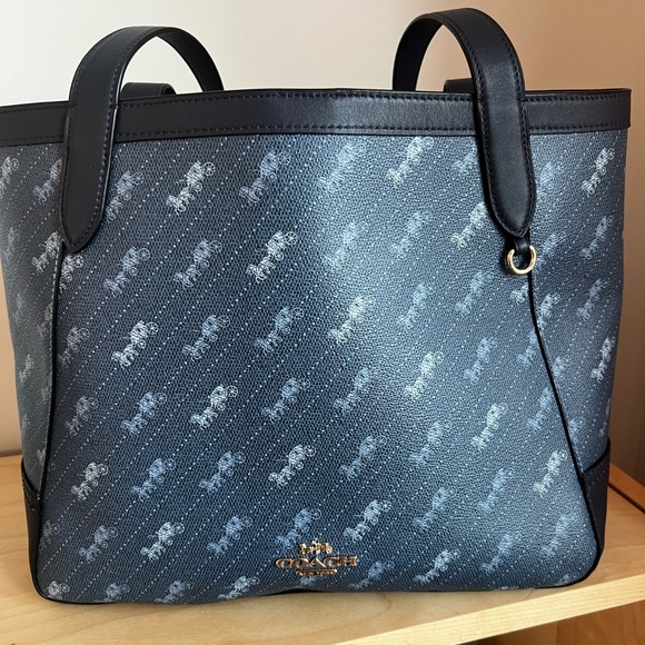 Tote 27 With Horse And Carriage Dot Print. - Picture 4 of 5